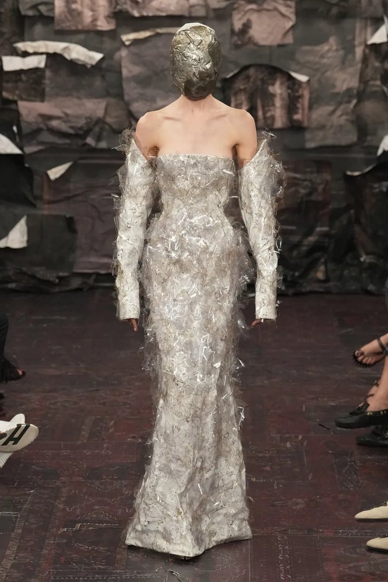 LaModeUnknown's tweet photo. A new CHAPTER begins: Glenn Martens just debuted at ✨Maison Margiela✨ Artisanal Fall/Winter 2025 — a thread on ALL the INSANE couture looks.🧵🪡

PS: it’s raw, romantic, alienating and REINVENTED. https://t.co/xQPHrh1qze