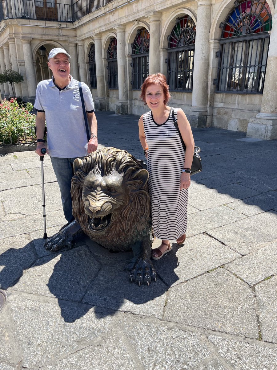 José Manuel Serra , director del exitoso canal de Youtube EXPICHESS, y su esposa Encarna, junto al león del Ayuntamiento de León al termini del Magistral de ajedrez..