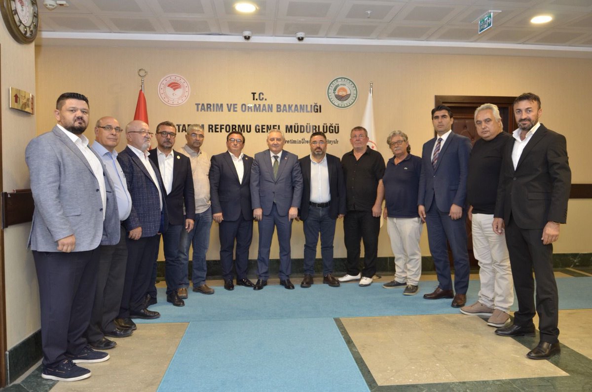 KanatliEti's tweet photo. TÜKEBİR başkanı Sn Abdullah Koç ve İl birlik başkanlarından oluşan heyet kanatlı hibe destekleri konusunda 
TRGM Genel Müdürü Sn Osman Yıldız ile görüşme sağaldı.Çıkartılması düşünülen hibelerin kanatlı eti üreticilerini olumsuz yönde etkileyeceği söylendi. @TCTarim @trgmresmi https://t.co/9KcPJ6n6HS