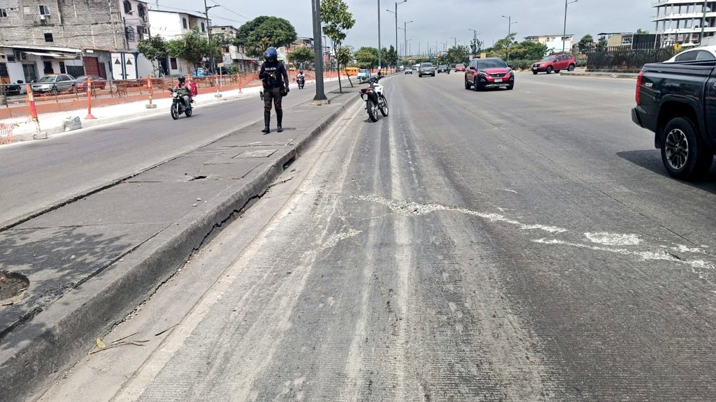 ecu911sambo's tweet photo. #Guayaquil

A través de la #LíneaÚnicaParaEmergencias 9-1-1 se alertó sobre un socavón en el carril central de la Av. Narcisa de Jesús, con sentido a #Pascuales.

Desde el @ECU911_ se coordinó con @PoliciaEcuador, @ATM_Transito y @Riesgos_Ec la atención en el sitio.

🚨 Tomar vías alternas 🚨

#ECU911BrindaSeguridadIntegral