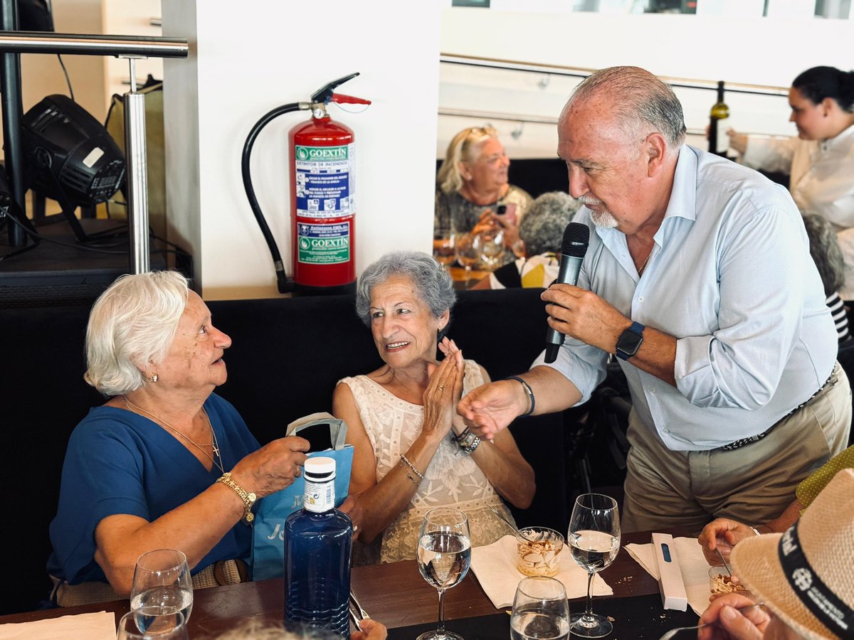 Nuestros concejales Nacho Cuadra, Antonio José Martín y Antonio Fernández han acompañado hoy a nuestros mayores en su tradicional almuerzo con motivo de la Feria de Rincón de la Victoria 2025, compartiendo una entrañable jornada de convivencia.

#RincónDeLaVictoria #PP #Feria2025