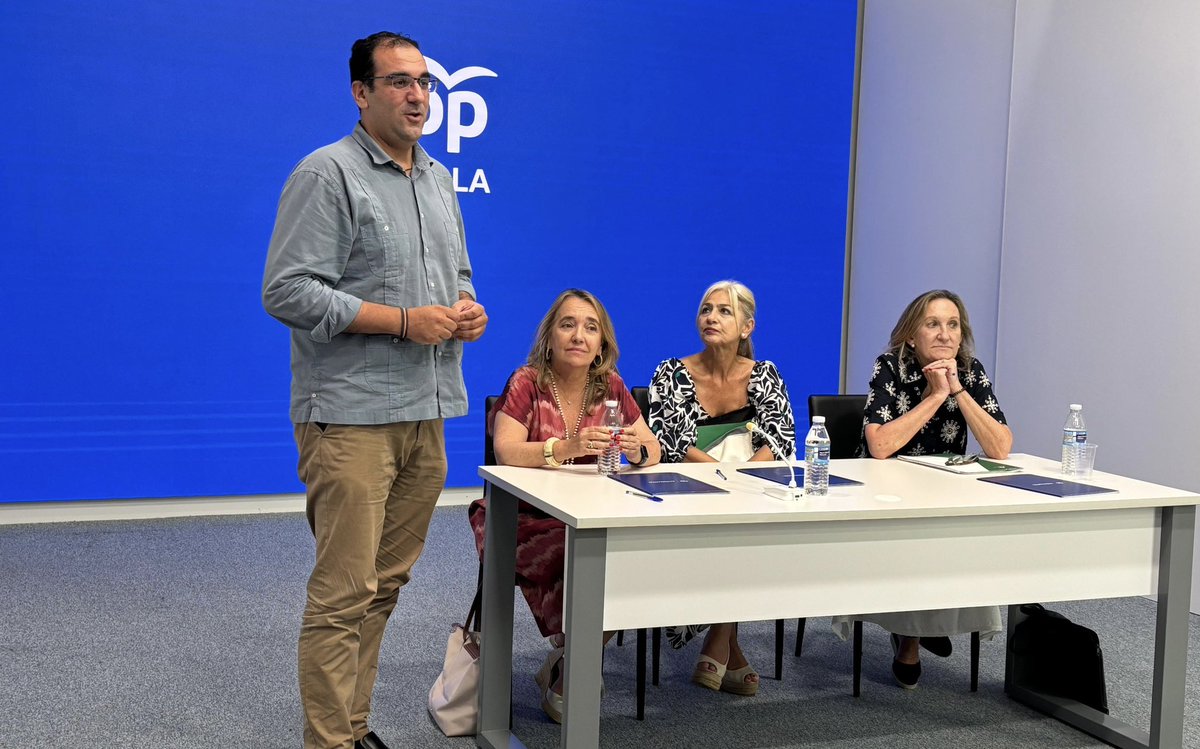 PP de Sevilla (@ppdesevilla) on Twitter photo Hoy hemos mantenido una reunión con <a href="/Patricia_Pozo_/">Patricia del Pozo</a> , para analizar las iniciativas que se están desarrollando en materia de cultura, la protección del patrimonio y las ayudas al arte sacro que impulsa el Gobierno de <a href="/JuanMa_Moreno/">Juanma Moreno</a> . Hoy hemos mantenido una reunión con <a href="/Patricia_Pozo_/">Patricia del Pozo</a> , para analizar las iniciativas que se están desarrollando en materia de cultura, la protección del patrimonio y las ayudas al arte sacro que impulsa el Gobierno de <a href="/JuanMa_Moreno/">Juanma Moreno</a> .