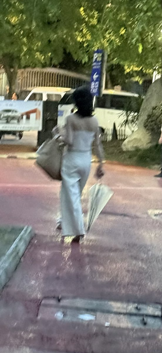 jjqqlls57540's tweet photo. 这几天一直蹲点骚b，终于跟到了正脸太骚了，人骚🦶也骚真想撸死在这 看有没有机会加到微信看她朋友圈 #透明高跟 #骚女 #扫楼打胶 #跟扫 #打胶 #扫楼  #尾随 https://t.co/1mfOITTeh4