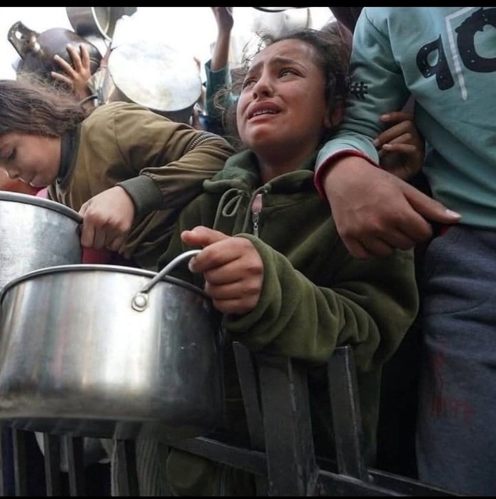 MJabaara's tweet photo. The children in all the world are in their schools ,While the children of Gaza are lining up in the water queue and the food of the food queue 
The children of Gaza   desrve life like other children  help them and ease their burden by your donation
https://t.co/HCQRb1gcIl https://t.co/QJ0nwaB1An