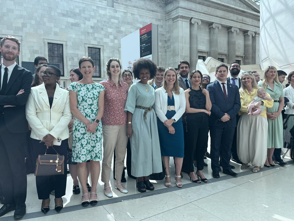 <a href="/Keir_Starmer/">Keir Starmer</a> <a href="/EmmanuelMacron/">Emmanuel Macron</a> <a href="/RachelReevesMP/">Rachel Reeves</a> <a href="/10DowningStreet/">UK Prime Minister</a> <a href="/UKinFrance/">UK in France</a> 3/4 Et puis la pièce de la resistance ! La Tapisserie de Bayeux, prêtée exceptionnellement par la France, est exposée au <a href="/britishmuseum/">British Museum</a>. Un geste symbolique fort, qui célèbre notre histoire commune et les liens profonds entre nos deux nations 🇬🇧🇫🇷