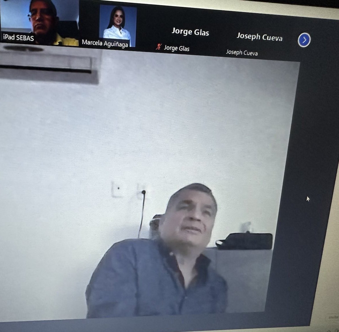 No me sorprende su respuesta, señor Correa. A usted siempre le ha incomodado que una mujer diga la verdad.
Y como buen violentador, cuando no puede controlar, ATACA.

Yo soy víctima. Soy inocente. Tengo pruebas.
¿Usted puede decir lo mismo?

No evada.
Dígale al país quién es