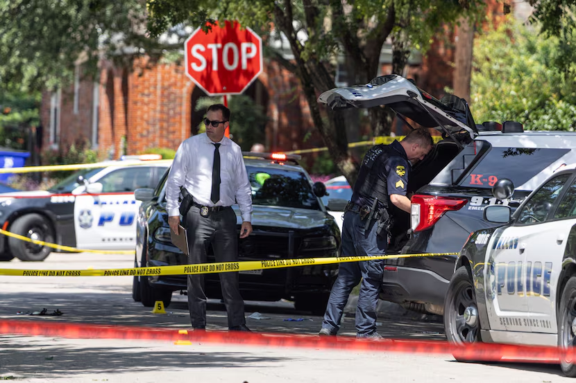 ChaseRogersDMN's tweet photo. Dallas police fatally shot a man this morning who had earlier held a knife to his neck while kicking the door of a house in Old East Dallas, Chief Daniel Comeaux said. @dallasnews with @TimiaCobb &amp; @angelalpiazza More here: https://t.co/rQyt0r7wbg https://t.co/QP5Qf6VC5O