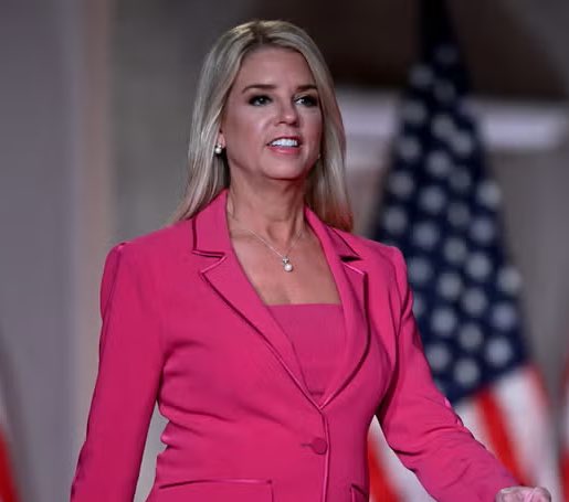 Fan JD Vance 🇺🇸 (@fanjdvance) on Twitter photo Would you support Pam Bondi being the first female president one day ?
Yes or No ? Would you support Pam Bondi being the first female president one day ?
Yes or No ?