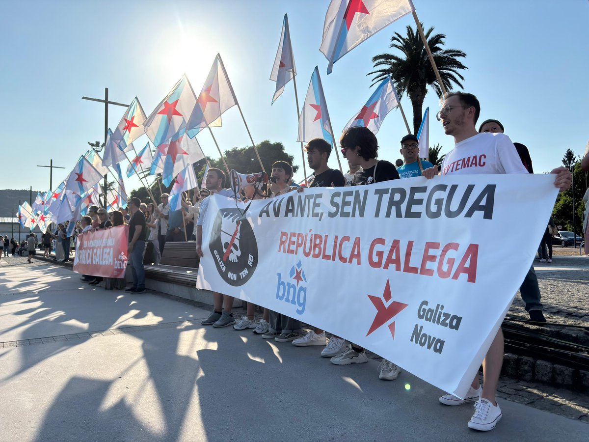galizanova's tweet photo. Hoxe a mocidade digna berrou alto e claro que na Galiza non queremos a presenza dunha monarquía corrupta e opresora, neste caso, na figura da princesa Leonor.

Galiza merece ser soberana e libre de institucións anacrónicas e contrarias ao noso país. https://t.co/s1ZctHh4Ea