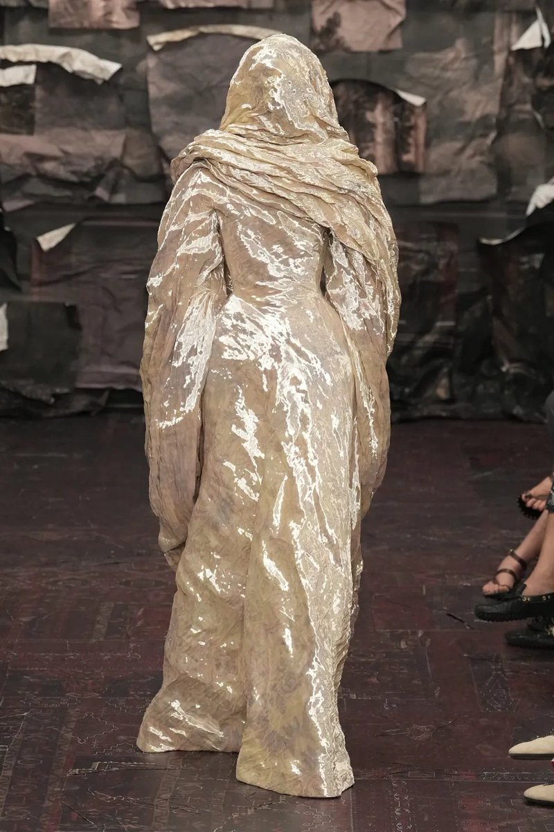LaModeUnknown's tweet photo. A new CHAPTER begins: Glenn Martens just debuted at ✨Maison Margiela✨ Artisanal Fall/Winter 2025 — a thread on ALL the INSANE couture looks.🧵🪡

PS: it’s raw, romantic, alienating and REINVENTED. https://t.co/xQPHrh1qze