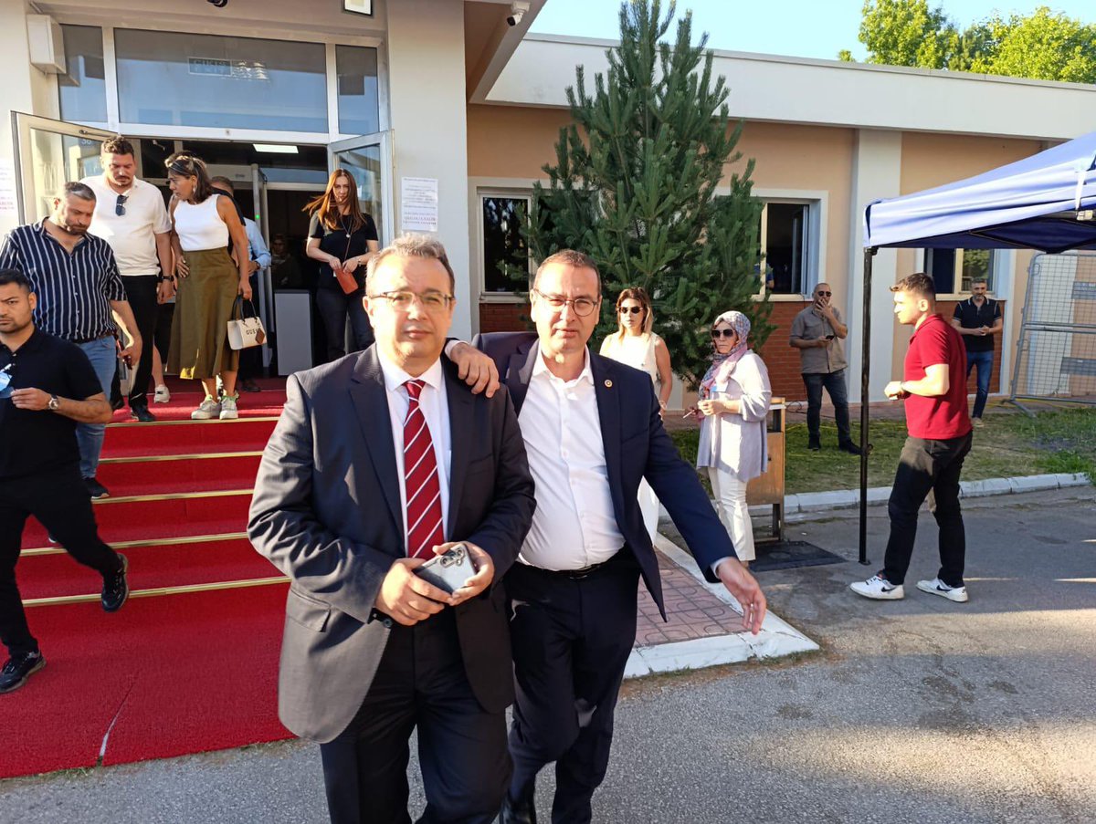 Grand Kartal Otel yangınına ilişkin davanın üçüncü gününde yine Bolu 1. Ağır Ceza Mahkemesi’ndeyiz.

78 canın yok olduğu bir felaketi konuşuyoruz ama salonda hâlâ gerçek bir yüzleşme yok.
Sanıklar susuyor, aileler adalet  bekliyor.
Her cümlede bir eksiklik, her ifadede bir kaçış