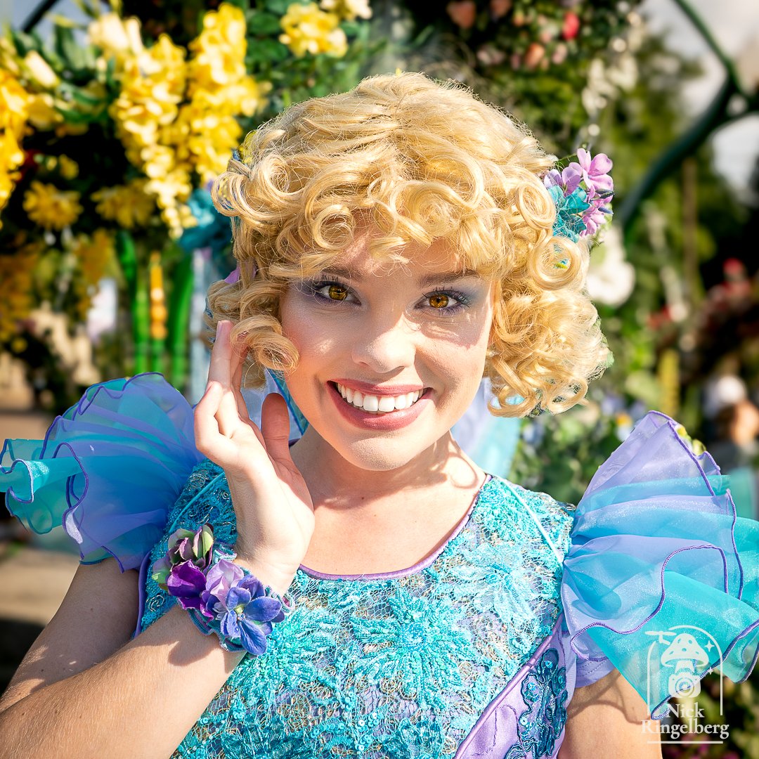 RingelbergNick's tweet photo. 🧚♀️ Een elfje uit Droomvlucht, recht uit het bloemenrijk 🌸
Wat een prachtige ontmoeting – en die glimlach maakt het helemaal af ✨
Bedankt dat ik dit moment mocht vastleggen!
#Efteling #Droomvlucht #Elfje #themeparks #zomerefteling #brabant #entertainment https://t.co/fB8qLRoZay