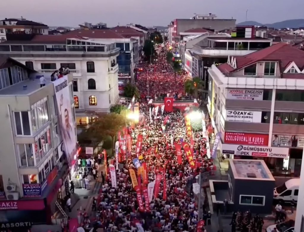 Kalabalıklar hergün artarak devam ediyor.
#Sancaktepe 'de bu akşam adeta iki miting birarada yapılıyor.