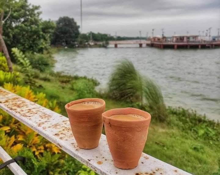 فکر دنیا سے منقطع ہو کر 
 بارش میں کہیں چاۓ پیتے ہیں 
☕🌧️