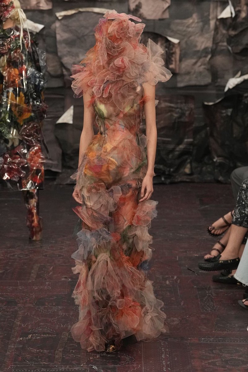 the fabric manipulation in this maison margiela artisanal 2025 look is incredible