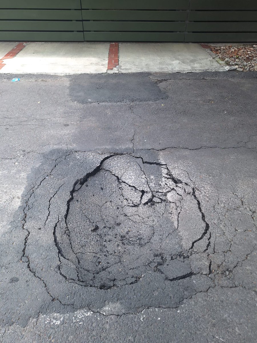 miguelsadriana's tweet photo. @SOBSECDMX @AccionesBJ urgente se acaba de abrir socavón en Cerrada de Matías Romero #30. Col. Del Valle Centro evitemos una tragedia por favor urge se presenten a reparar @ContraloriaCDMX 
#socavon #coloniadelvalle hay escuelas cercanas familias niños en riesgo https://t.co/QlfvQGL5Ou