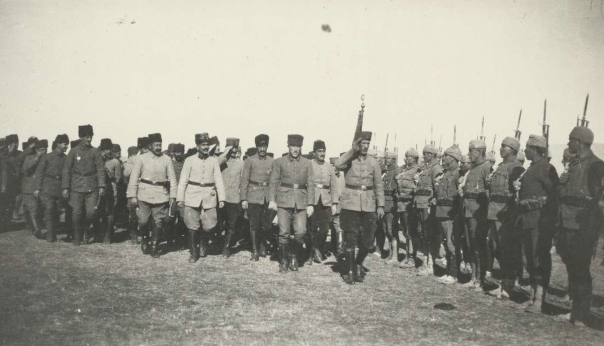 5'inci Kafkas Fırkası Kumandanı Miralay Cemil Cahit Bey (Org. TOYDEMİR), yanında Fırka Liva Kumandanı Erk.Hrp. Kaymakam Mümtaz Bey (Korg. AKTAY) ve diğer komutanlar olduğu halde ihtiram kıtasını teftiş ederken. (1921/1922)