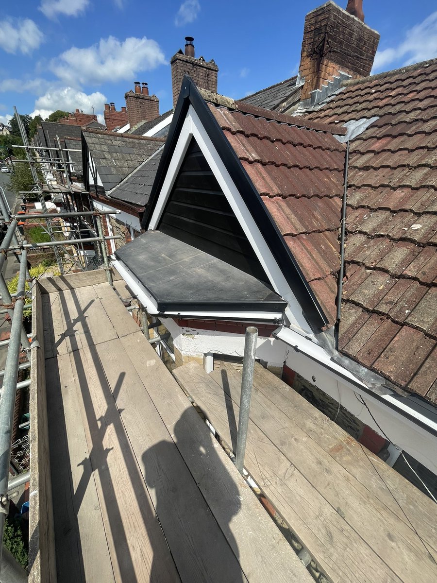 RWHRoofing65's tweet photo. Bay window roof.
Before, during and after 🔨 ☀️ https://t.co/rQtzupjCCV