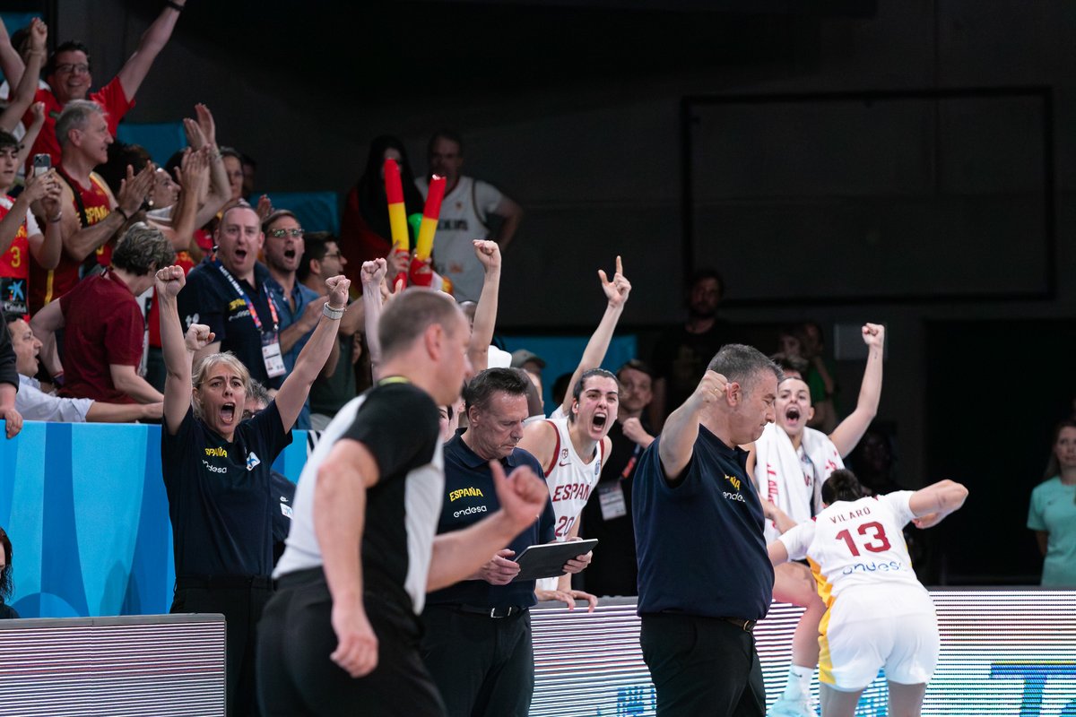 bernatGO5's tweet photo. Ja disponibles algunes de les millors imatges que vaig poder captar durant el passat #EurobasketWomen a Hamburg per a @beballternative 🏀
Les trobareu a l'últim article del blog de #BeBall o al meu compte de #flickr 📷 #BDEGO
https://t.co/T9v9ZD67ep https://t.co/pDGZD3kzFS