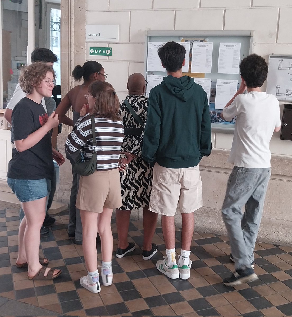 FMeunier1's tweet image. Joie infinie de voir nos Condortiens finissants de 3e, si heureux (il y a de quoi vraiment) à la découverte de leurs résultats du Brevet des Collèges.
Belle et juste récompense d'une année de travail assidu, studieux et curieux. Notre jeunesse, c'est aussi et surtout cela!