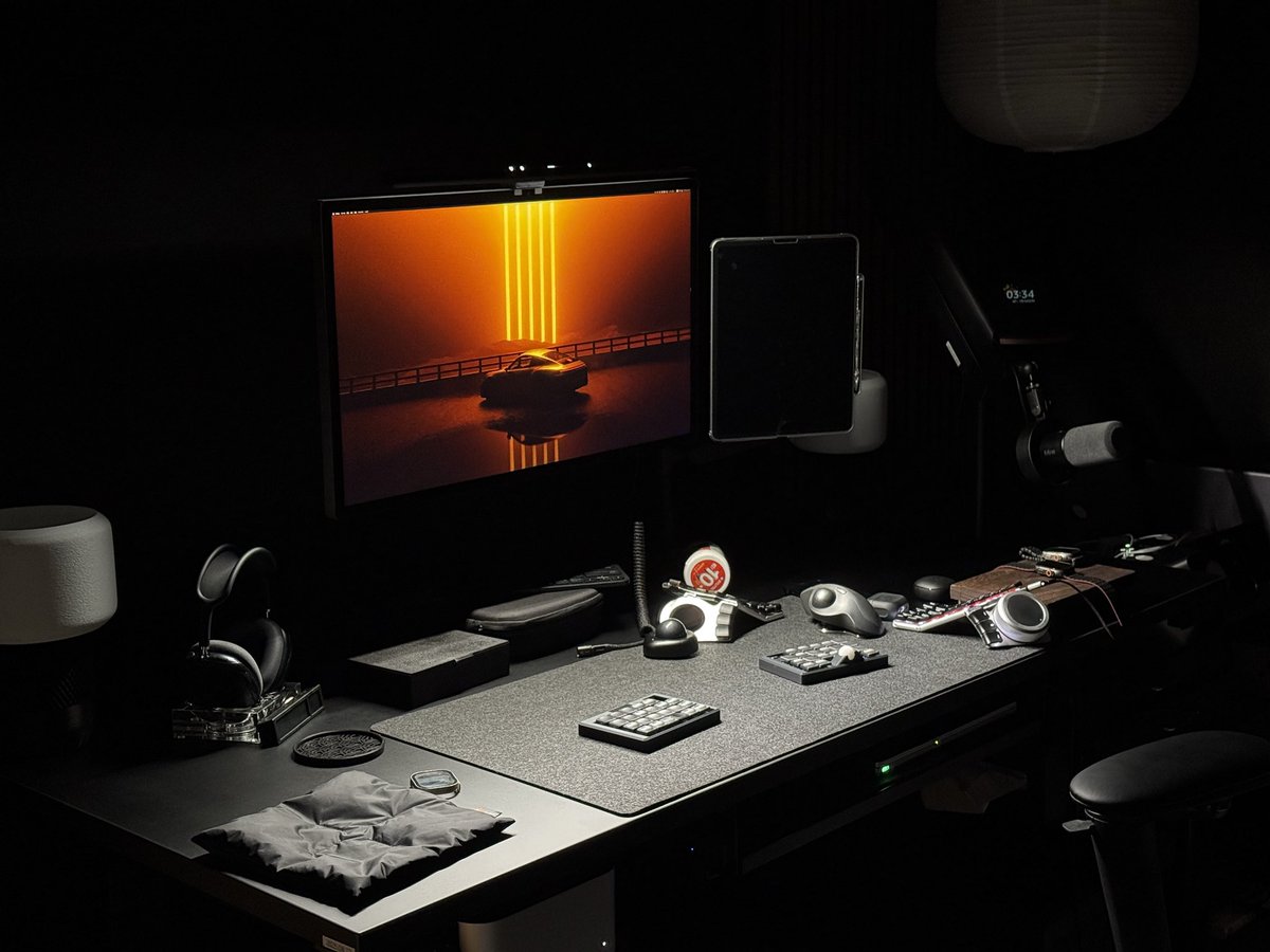 デスクの散らかりは心の乱れ。
朝活、始めます。