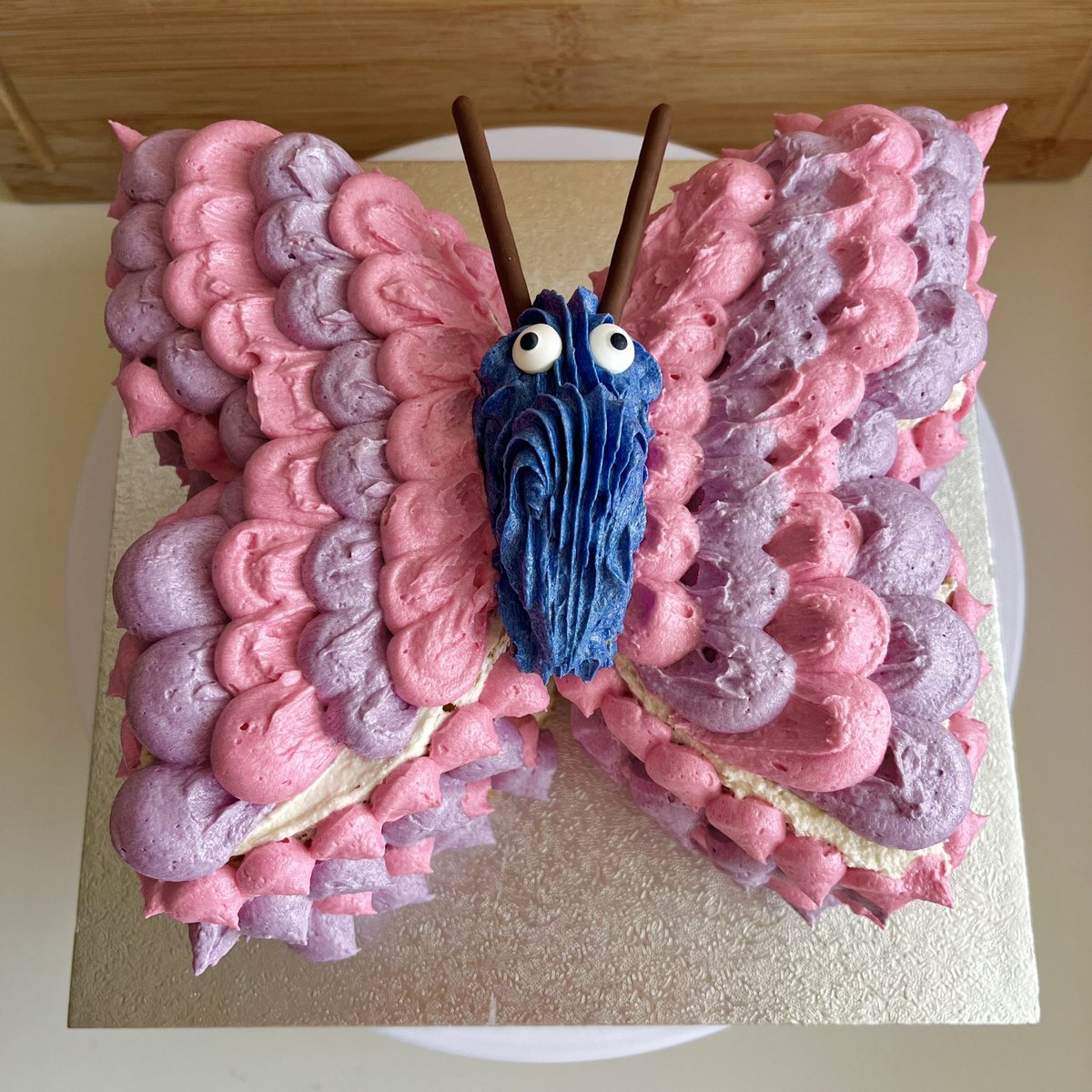 CurlyKathsCakes's tweet photo. Butterfly cake 🦋 
Birthday cake for my nieces! Vanilla sponge with strawberry jam and vanilla buttercream. Body fashioned out of a frosted digestive biscuit, antenna of mikado chocolate sticks and the obligatory cute googly eyes  👀 https://t.co/dUOG2HPARW