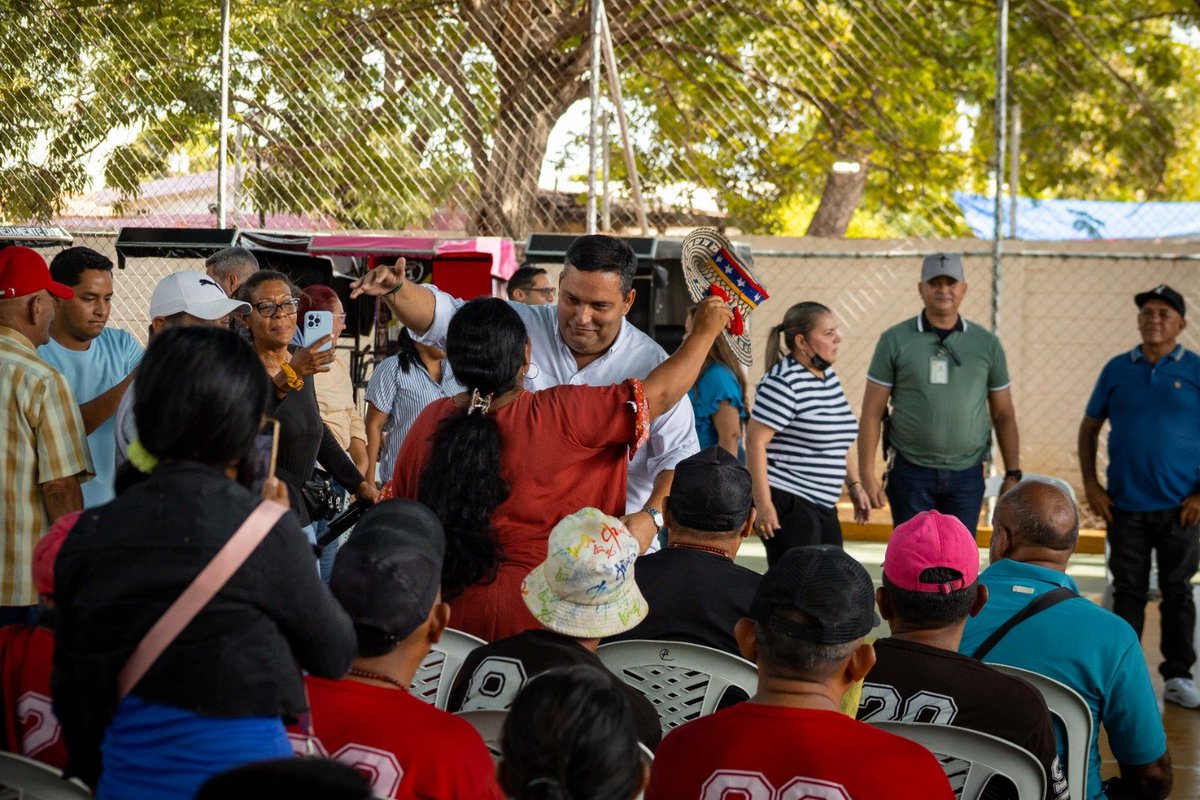 Galiciaj's tweet photo. Oído al tambor. Gremio de 30 rutas de transporte de Maracaibo anuncian su apoyo al candidato @AdrianRomeroM durante un acto en la cancha del Complejo Patria Joven.

"En 2021 cuando esta gestión llegó, estaban funcionando solo 12 rutas en una ciudad donde había 108 líneas. Solo estaban activos 41 de los 227 semáforos y las calles eran como la luna: llega de huecos y cráteres. La destrucción tocó fuerte el transporte, pero nos esforzamos y, junto a los transportistas, hemos construido soluciones", señaló Romero Martínez.