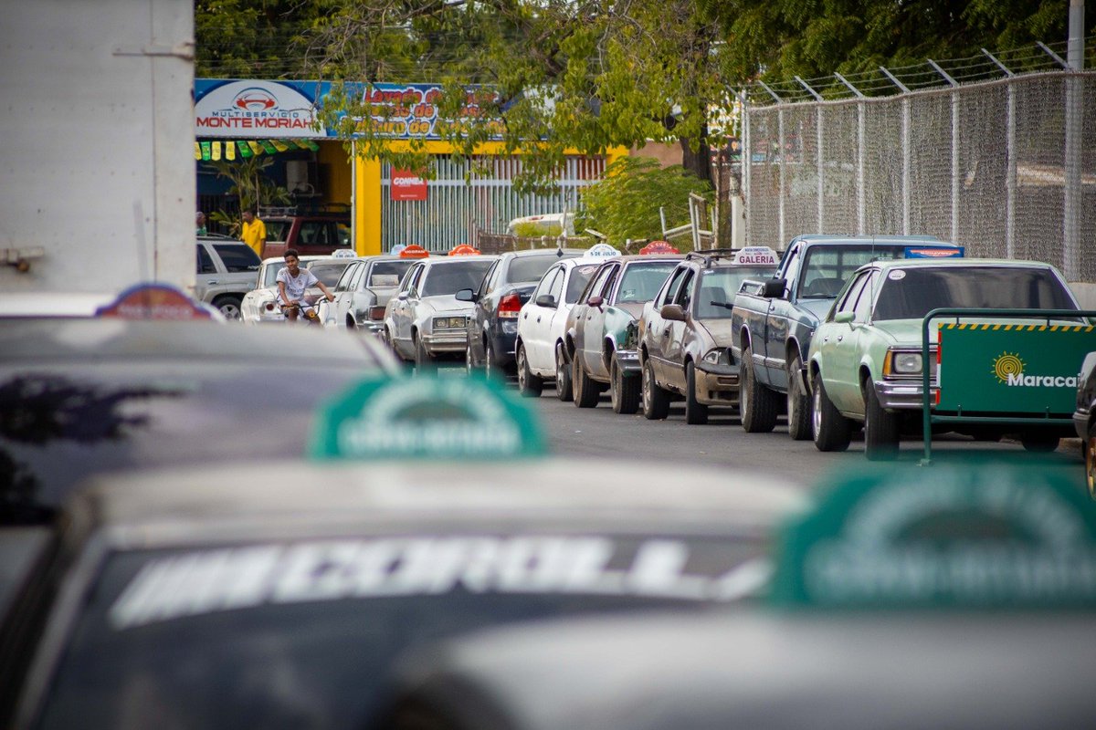 Galiciaj's tweet photo. Oído al tambor. Gremio de 30 rutas de transporte de Maracaibo anuncian su apoyo al candidato @AdrianRomeroM durante un acto en la cancha del Complejo Patria Joven.

"En 2021 cuando esta gestión llegó, estaban funcionando solo 12 rutas en una ciudad donde había 108 líneas. Solo estaban activos 41 de los 227 semáforos y las calles eran como la luna: llega de huecos y cráteres. La destrucción tocó fuerte el transporte, pero nos esforzamos y, junto a los transportistas, hemos construido soluciones", señaló Romero Martínez.