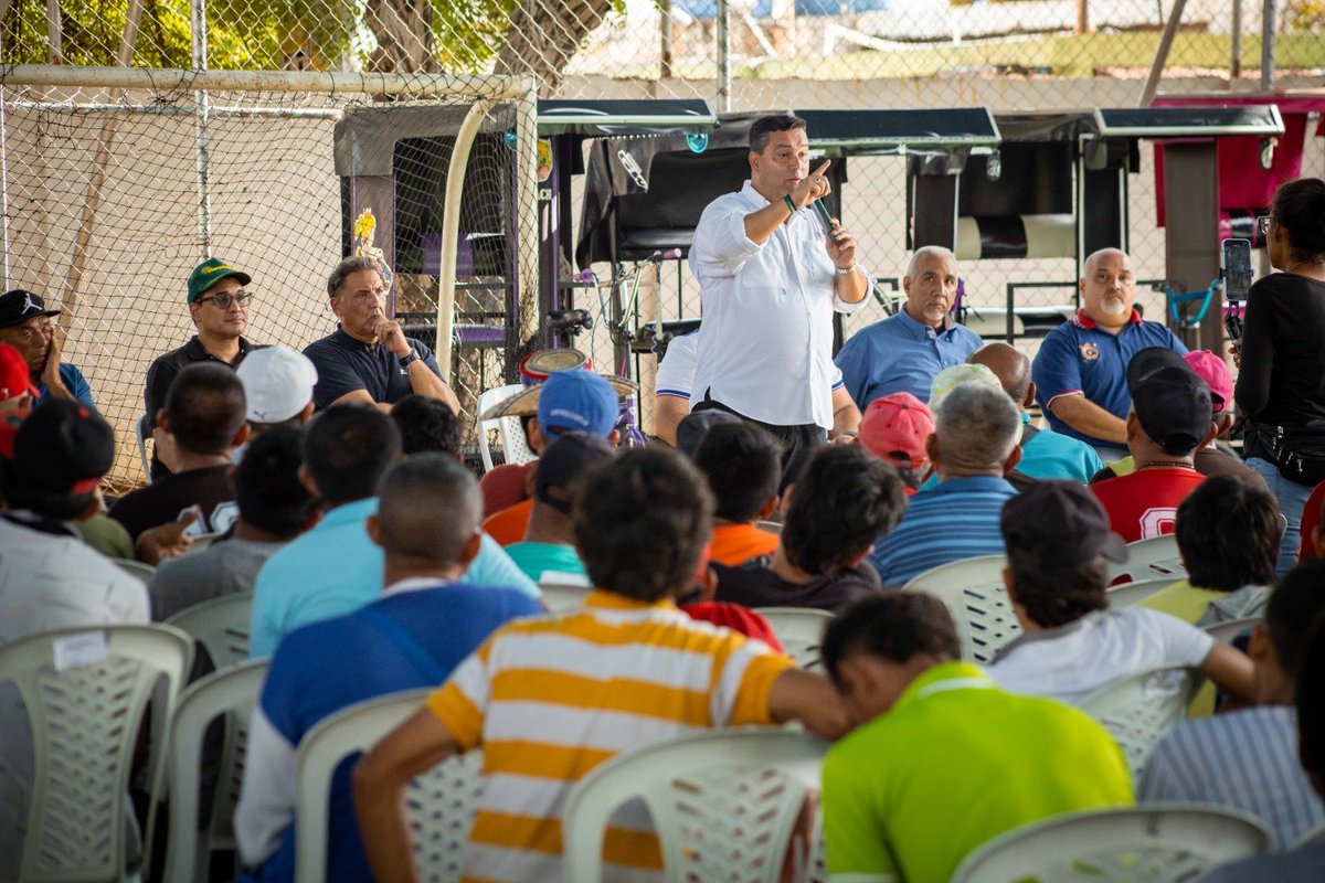 Oído al tambor. Gremio de 30 rutas de transporte de Maracaibo anuncian su apoyo al candidato <a href="/AdrianRomeroM/">AdrianRomeroMartinez</a> durante un acto en la cancha del Complejo Patria Joven.

"En 2021 cuando esta gestión llegó, estaban funcionando solo 12 rutas en una ciudad donde había 108 líneas. Solo