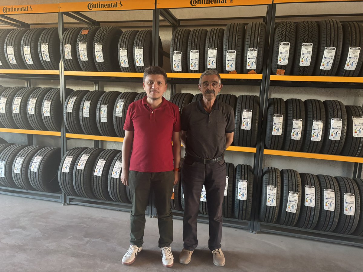 Yakup abimizi iş yerinde ziyaret ettim.
Esnaflarımız sadece dükkân işletmiyor; geleneklerimizin , muhabbetin  ve bereketin olduğu iş yerlerindeki hoş sohbet de yaşatıyor.
Tüm esnafımıza hayırlı ve bereketli kazançlar diliyorum