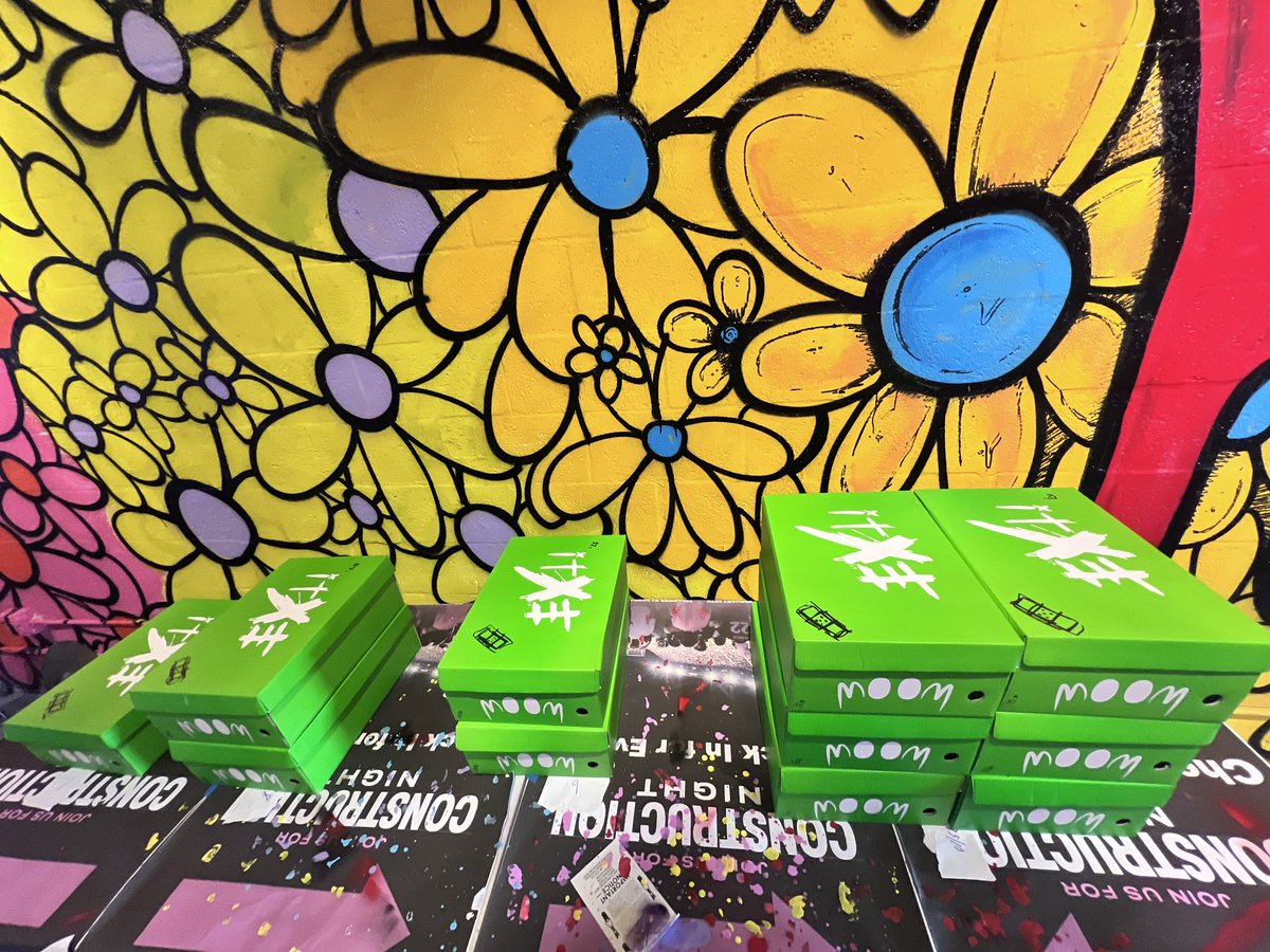 m00m_w0rld's tweet image. First wave of custom m00m/EXTi sneakers boxed up and ready for ya 💪🛰️.