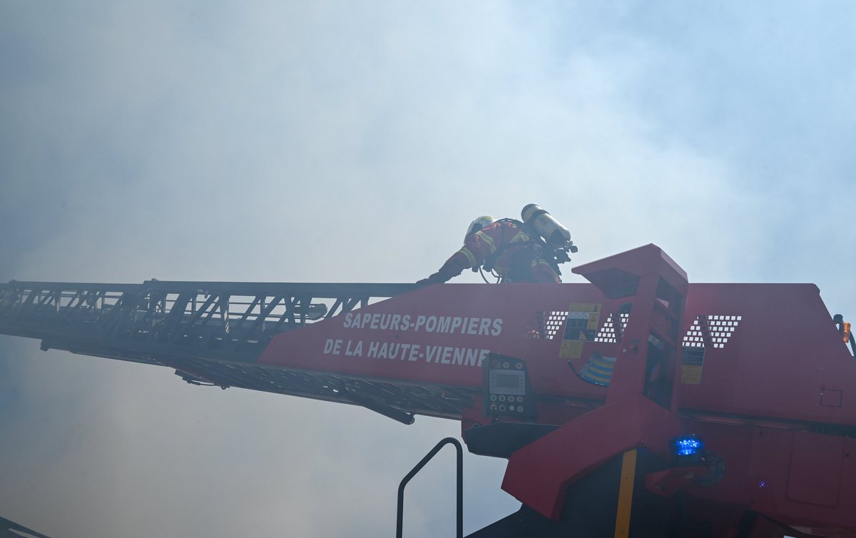 A leur arrivée, les premiers engins de secours 🚒 ont découvert un bâtiment de 1500 m2 totalement embrasé. Pas moins de 5 lances 💦dont 2 sur moyens aériens ont été déployées.
📸 SDIS87