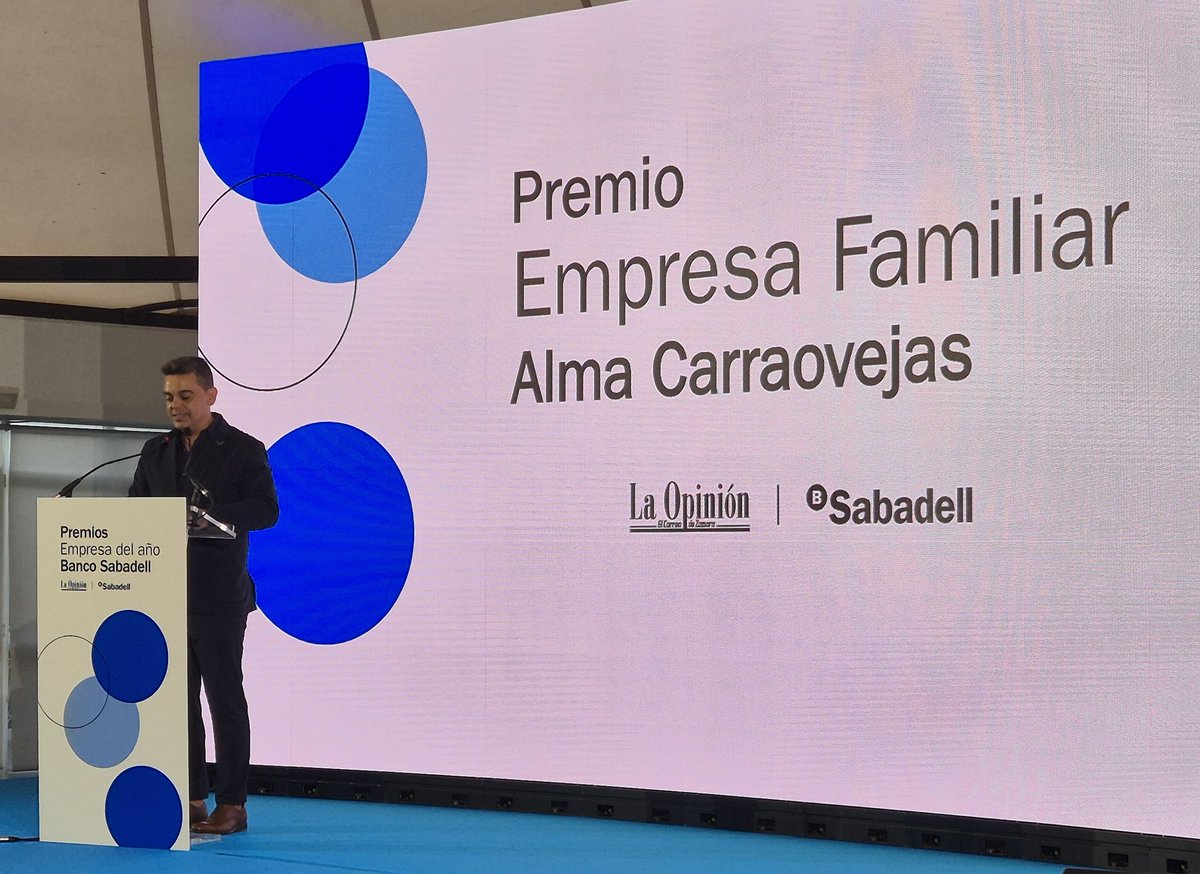 LA OPINIÓN DE ZAMORA (@opiniondezamora) on Twitter photo <a href="/PrensaIberica/">Prensa Ibérica</a> <a href="/BancoSabadell/">Banco Sabadell</a> <a href="/LecheGaza/">Leche Gaza</a> <a href="/ceoe_cyl/">CEOE Castilla y León</a> <a href="/Gullon_ES/">Galletas Gullón</a> <a href="/paco_hevia/">Francisco Hevia</a> <a href="/Tebrio_/">Tebrio</a> 👨👩👧👦 Premio Empresa Familiar.
@AlmaCarraovejas representa el arraigo, el relevo generacional y la excelencia vitivinícola.
Recoge Pedro Ruiz, CEO del proyecto. Entrega Ángeles Rivero, de @prensaiberica.
#PremiosEmpresaAñoBSabadell <a href="/BancoSabadell/">Banco Sabadell</a> <a href="/PrensaIberica/">Prensa Ibérica</a> <a href="/BancoSabadell/">Banco Sabadell</a> <a href="/LecheGaza/">Leche Gaza</a> <a href="/ceoe_cyl/">CEOE Castilla y León</a> <a href="/Gullon_ES/">Galletas Gullón</a> <a href="/paco_hevia/">Francisco Hevia</a> <a href="/Tebrio_/">Tebrio</a> 👨👩👧👦 Premio Empresa Familiar.
@AlmaCarraovejas representa el arraigo, el relevo generacional y la excelencia vitivinícola.
Recoge Pedro Ruiz, CEO del proyecto. Entrega Ángeles Rivero, de @prensaiberica.
#PremiosEmpresaAñoBSabadell <a href="/BancoSabadell/">Banco Sabadell</a>