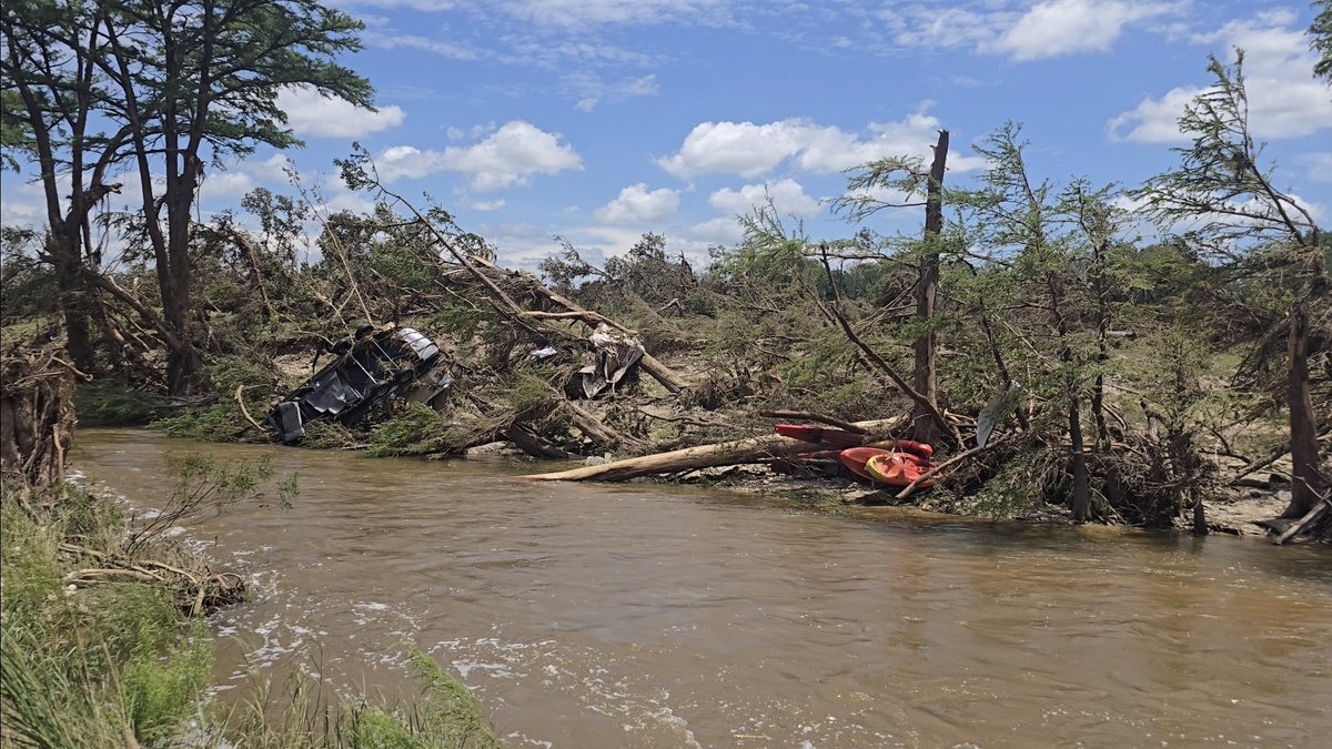 Tornado_Warned's tweet image. Been in the thick of it here in Kerr County, TX, where 119 victims have been found deceased and another 173 remain missing. Search and recovery efforts are well underway, with USAR teams from around the country flowing into the area still. Miles and miles of catastrophic flooding…