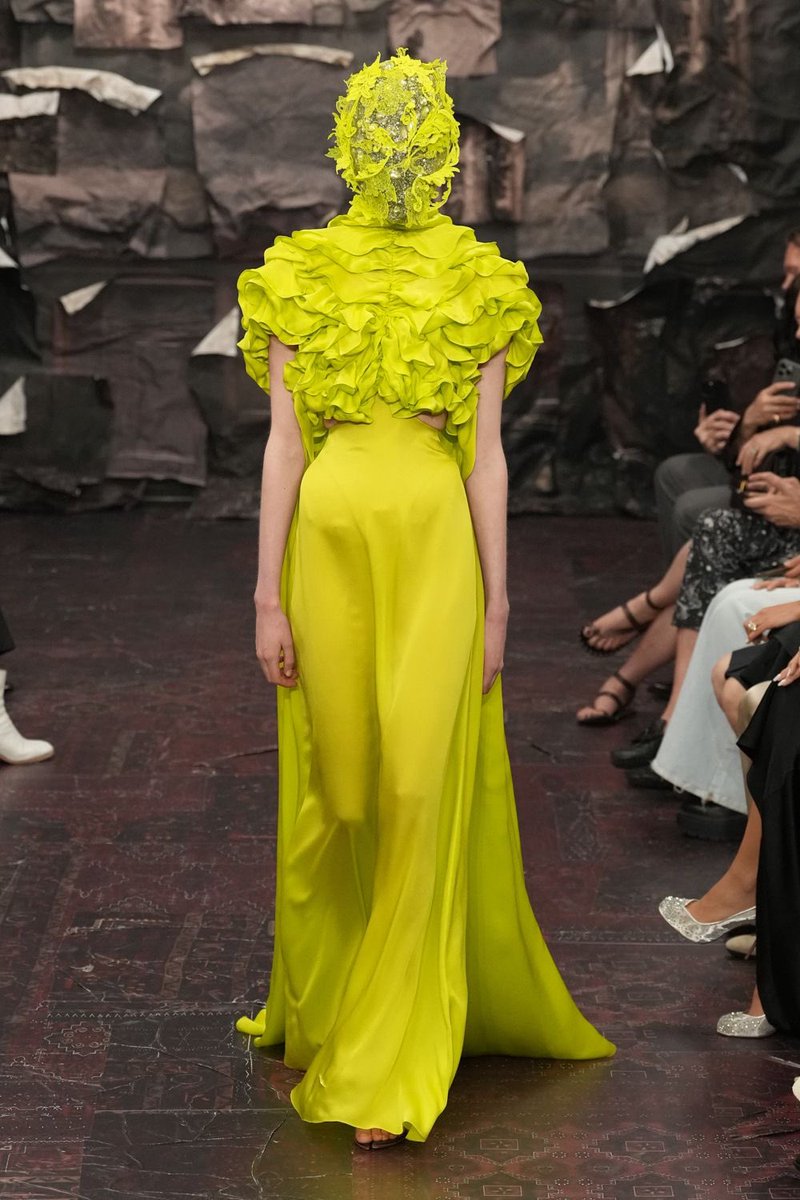 jacquemusx's tweet photo. Glenn Martens knocked his Margiela Couture debut out of the park!! https://t.co/K1UneeVES1