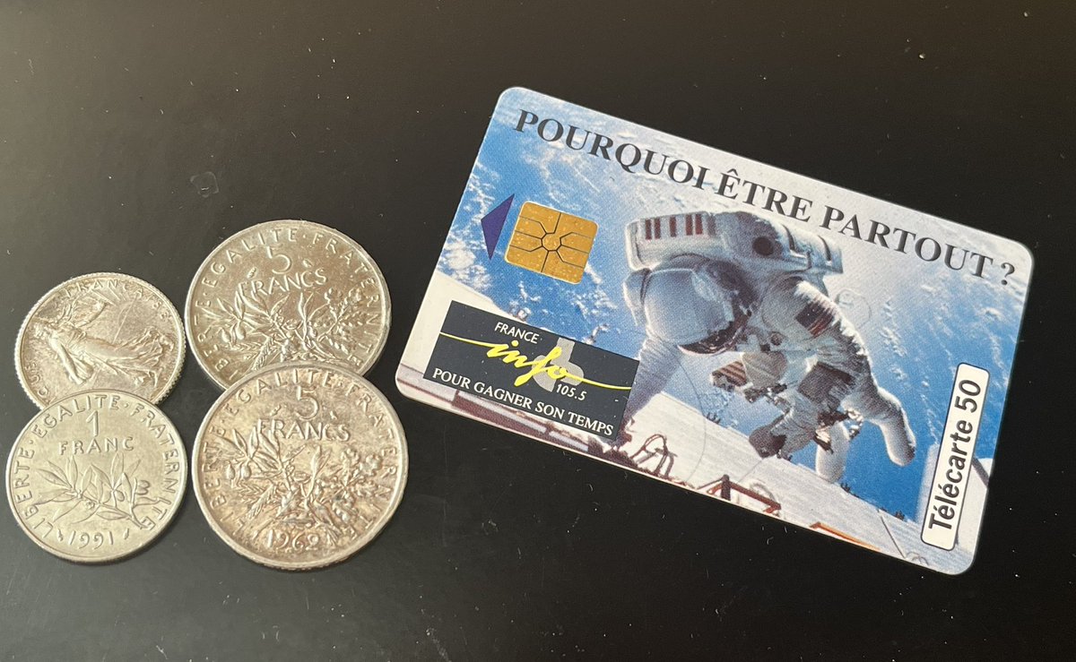 benoit_biard's tweet image. Les collectors de l’été (3)📻⛱️
«Ça va couper !!!!» .Souvenez-vous, au siècle dernier ,pour appeler votre famille ou vos proches ,il vous fallait quelques pièces de monnaie en francs , ou à partir de 1989 d’une carte téléphonique .Et pourquoi pas une carte collector France Info ?