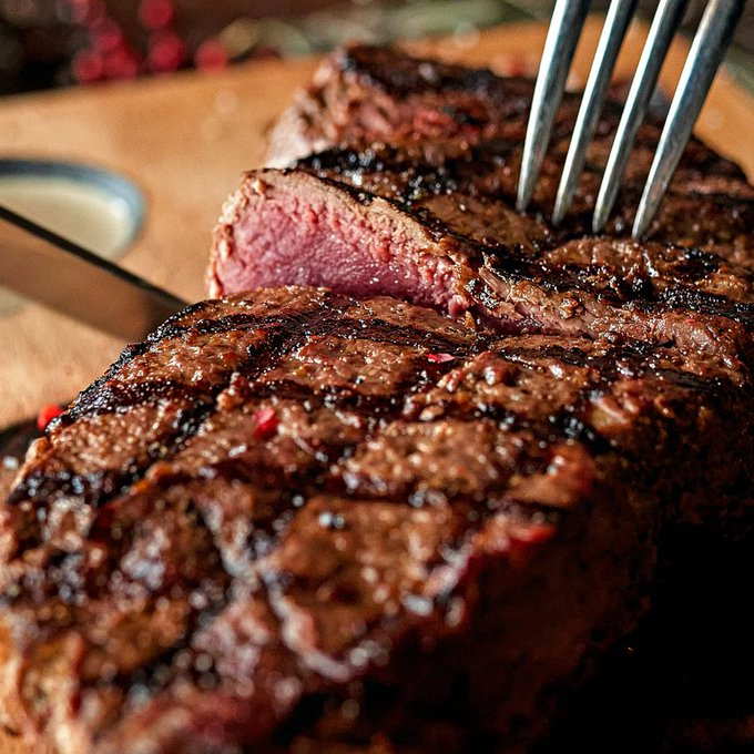 jesus_osorior's tweet photo. La mayoría de las personas viven con el cerebro en modo avión.

Pero la ciencia es clara: hay alimentos que activan el 100% de tu capacidad cognitiva.

Estos son los 8 más poderosos para tu cerebro: 🧵

1. Carne roja magra https://t.co/yspCUcvtoK