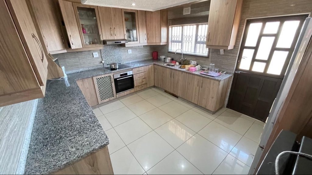 BLAQPROP's tweet photo. 3 BEDROOM PROPERTY FOR SALE IN UMBUMBULU - R900 000

Contact Agent: Mbongeni Sibiya -Property Practitioner
M: 084 804 5783
Tel: 087 164 8505
Email: mbongeni@blaqprop.co.za
Web: https://t.co/zyifT9wLap https://t.co/PoIyBfjAWA