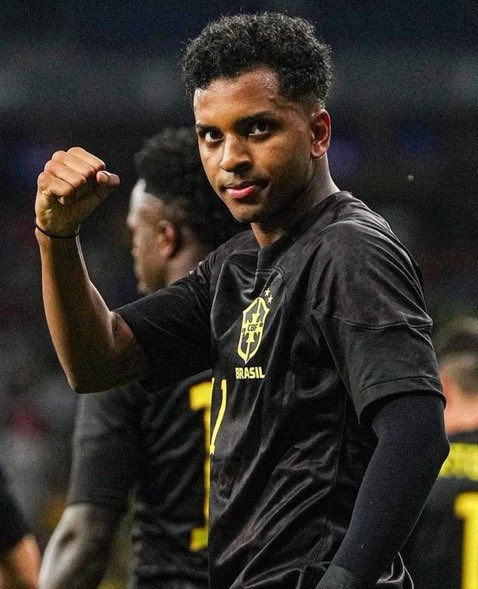 لو بعنا دياز وبفلوسه جبنا رودريغو بتكون صفقة خياليه الحقيقه لو يترك مزاجيته اتمنى يجينا