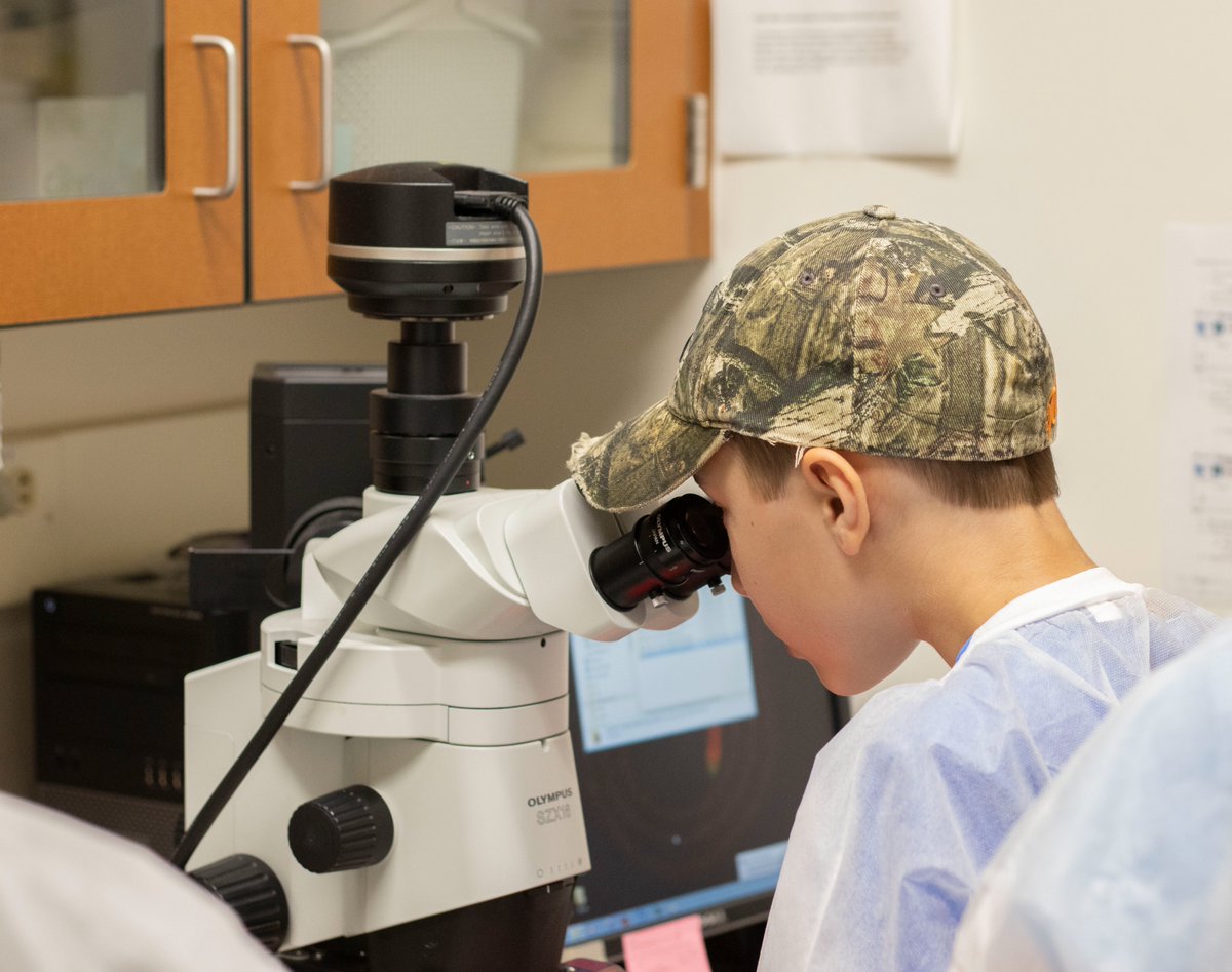 VT_TPSC's tweet image. TPSC affiliates Dr. Cridland and Dr. Reed taught middle school students about plant science and genetics as part of SEE VT, a residential summer camp that gives students the opportunity to learn, examine, and reflect on what it means to live (and thrive) in rural communities.