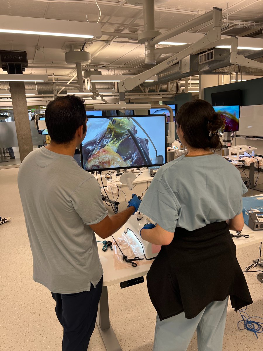 UCSFSkillsLab's tweet image. R2 Cholecystectomy session at the Skills Lab