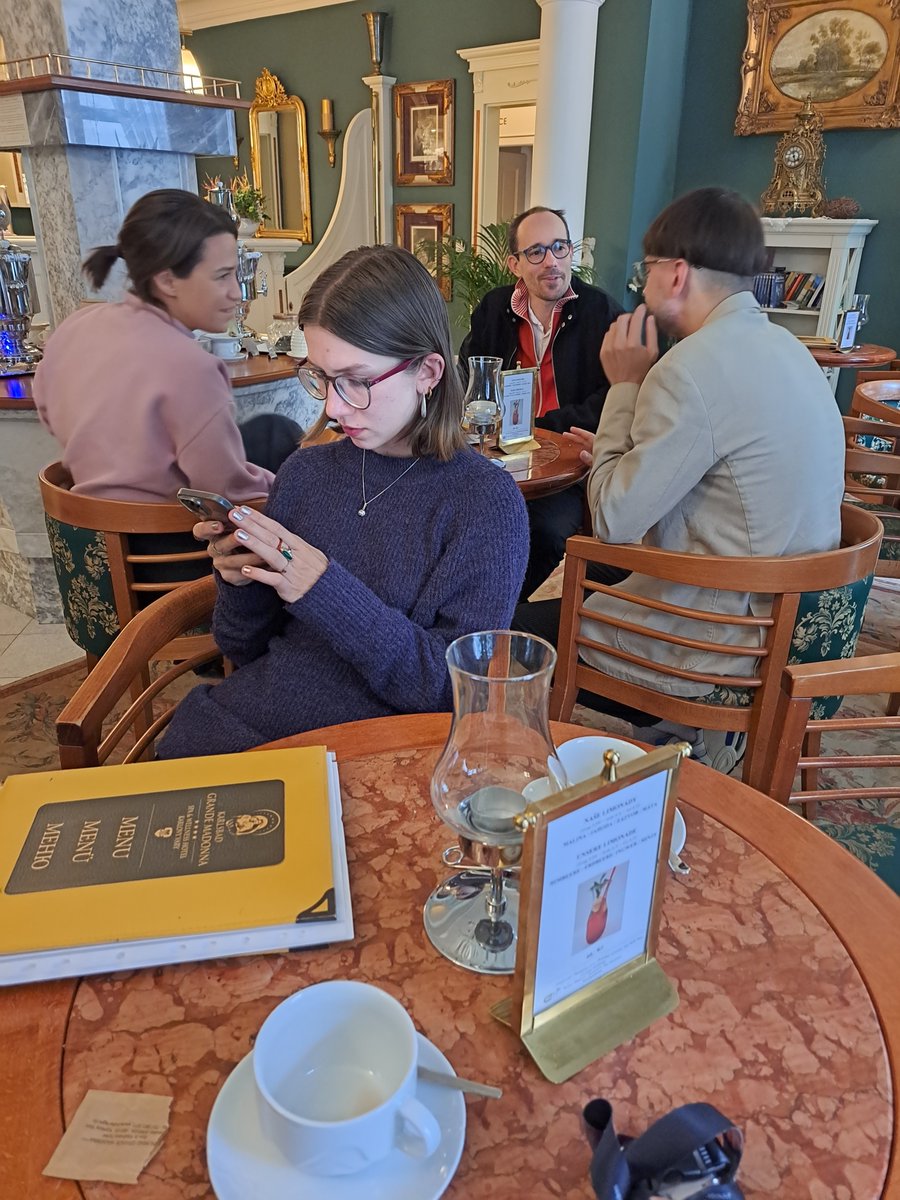 j_lacina's tweet image. Dneska jsem zaslechl, jak filmový tvůrce z Maďarska říká po ránu na @KVIFF svým kolegům z jiných zemí: "Jsme cizinci ve vlastní zemi." Bylo by blbý, kdyby se to mělo brzy stát i nám. Ale držím se životního kréda: Všechno dobře dopadne. 🤔 😀