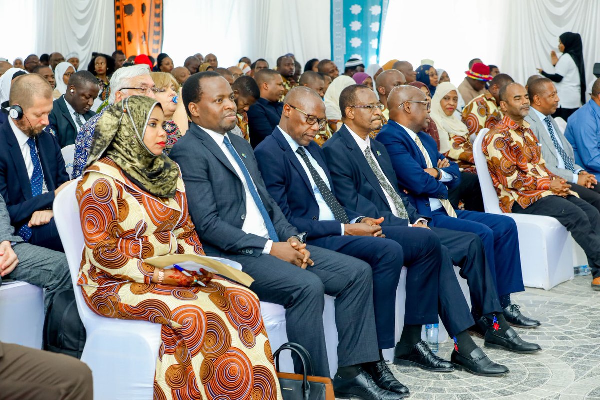📍Unguja, Zanzibar

Katika maadhimisho ya Siku ya Kiswahiki, BAKITA na BAKIZA, wametambua rasmi kwa heshima kubwa mchango wa Bw. Nyambari Nyang’wine katika maendeleo ya Kiswahili ndani na nje ya Tanzania. Kupitia machapisho na kazi zake, amekuwa chachu ya maendeleo ya lugha yetu.