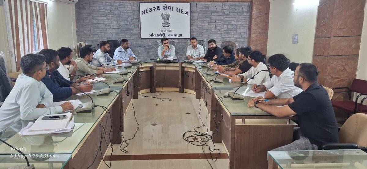 આજરોજ નખત્રાણા સબ ડિવિઝનલ આર.ઓ.બેઠક યોજી વિવિધ મહેસૂલી પેન્ડિંગ કેસો, ઇ ધરા ની નોંધો, iORA ના બાકી કામગીરી, RO ડાયરી,જમીન માંગણી અન્વયે ના બાકી કેસો વિગેરે મહેસૂલી બાબતોની સમીક્ષા બેઠક યોજવામાં આવેલ..<a href="/collectorkut/">Collector & DM, Kachchh</a> <a href="/revenuegujarat/">Revenue Dep. Gujarat</a>