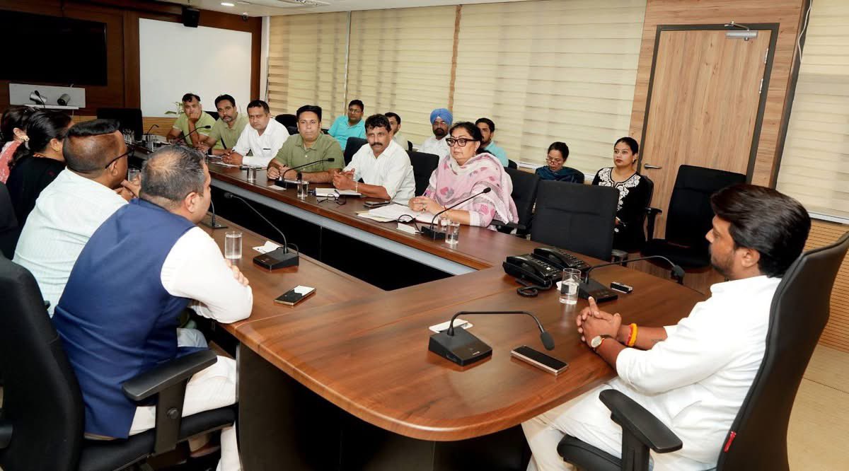 manojksonkarbjp's tweet photo. आज म्युनिसिपल कॉरपोरेशन में चंडीगढ़ शहर के सैनिटेशन कमेटी के बतौर चेयरमैन नियुक्ति पर आज MOH के सभी सीनियर अधिकारियों के साथ मीटिंग हुई । जिसमे सबसे महत्वपूर्ण चंडीगढ़ शहर को सफाई व्यवस्था में सुधार और नंबर 1 पर आने के लिए हर संभव प्रयास करने के लिए दिशा निर्देश भी जारी किए । https://t.co/BnlRyrdNkg