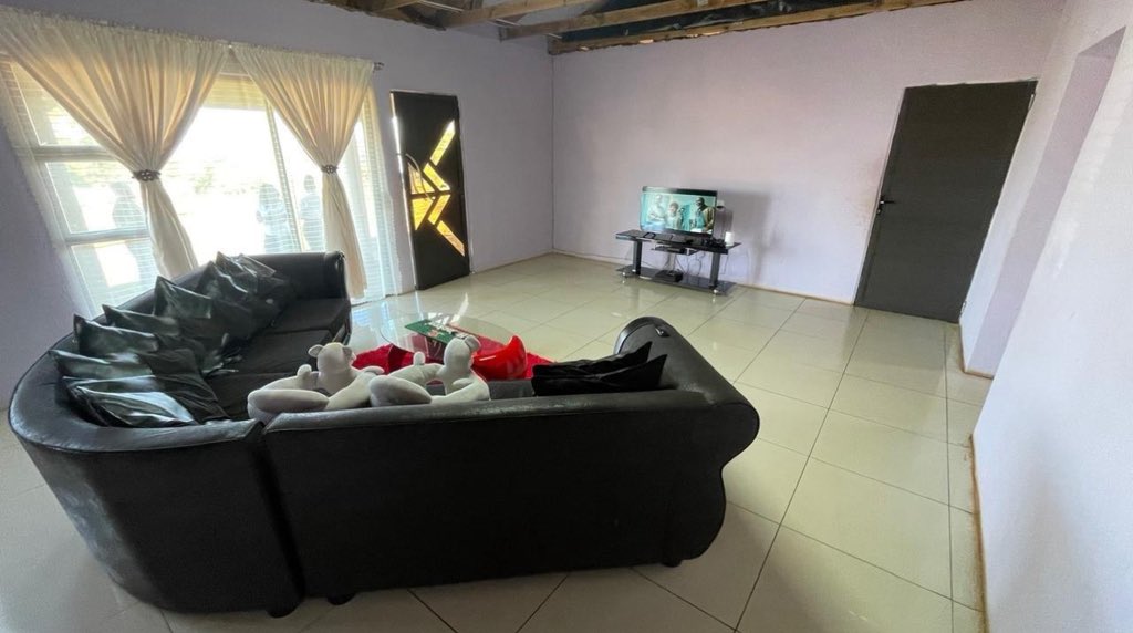 BLAQPROP's tweet photo. 3 BEDROOM PROPERTY FOR SALE IN UMBUMBULU - R550 000.

Contact Agent: ZiyandaS Blaqprop Estate Agent
M: 061 114 6829
Tel: 087 164 8505
Email: ziyanda@blaqprop.co.za
Web: https://t.co/zyifT9wLap https://t.co/BJWLfEtCph