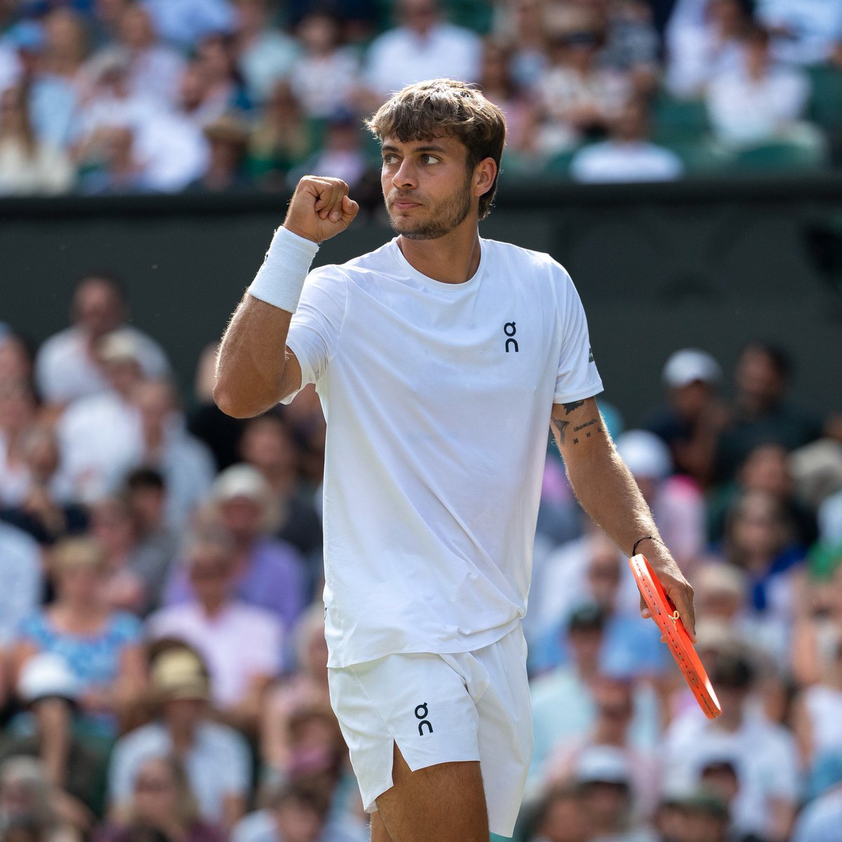 Grandissimo #Cobolli cede dopo una battaglia di oltre 3 ore a #Djokovic che deve far ricorso a tutti i suoi colpi, la classe e la malizia per piegare Flavio, lottatore indomabile e ottimo giocatore pure ai massimi livelli. Ora per Nole  #Sinner, in una semifinale entusiasmante.