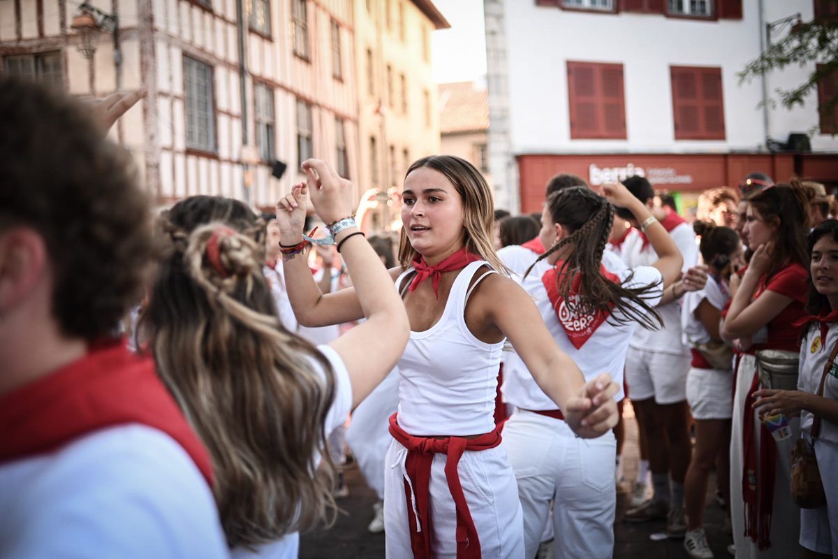 🔻Besta Alternatiboek ere ireki dute plaza
▶️ kazeta.eus/eu/info_kz/202…

Palestinarekiko elkartasunez haizeratu dute besta herrikoi, euskaldun eta transfeministak abiatu dituen txupina, Baionako Patxa plaza «zuzeneko musikaz, euskaraz, auzolanez eta giro onez» betzeko.