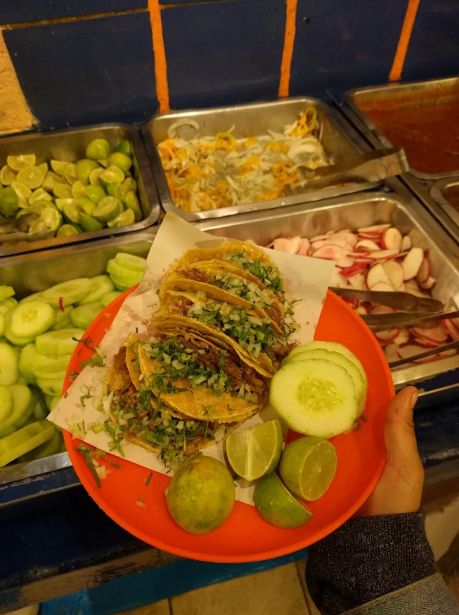 animalgourmet's tweet photo. Los Tacos Charly son una parada obligada al sur de la CDMX 🌮✨️
Situado en la alcaldía Tlalpan (sobre avenida San Fernando), este negocio familiar ha evolucionado desde su origen humilde en los años 90 hasta estar en la famosa Guía Michelin, por la especialidad de la casa: los tacos de suadero y tripa, aunque tienen otros platillos (campechanos, longaniza y costilla).
Sabes que llegaste al lugar correcto por el olor a carne dorándose sobre la plancha, una invitación irresistible. El secreto detrás de esta taquería es su cocción del suadero, una técnica tan antigua como ella: sumergen la carne en una cazuela con grasa burbujeante durante horas, lo que garantiza una textura suave, pero con ese toque dorado por fuera que es difícil de conseguir. La tripa la puedes pedir según el término que te guste, pero yo amo cuando la sirven bien doradita, que hasta al morderla truena.
Las tortillas las hacen a mano en el local y, claro, cada taquito lleva su “copia” recién salida del comal. Las salsas no se quedan atrás y tienen desde la clásica verde o roja, hasta una de habanero para los valientes.
¿Ya los has probado? Cuéntanos tu experiencia: https://t.co/OEzh326ZAn
