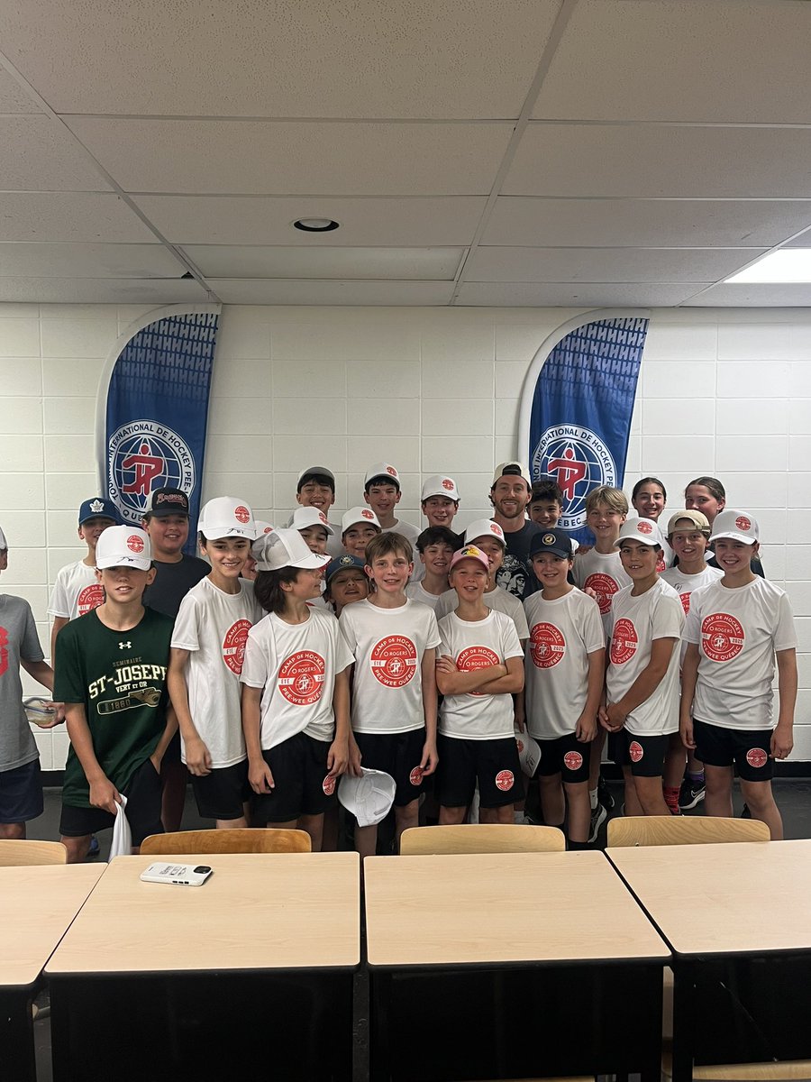 Merci à Jonathan Marchessault pour sa belle visite au camp d’été du Tournoi 🙌🏼

Les jeunes sont gâtés cette semaine 🤩
